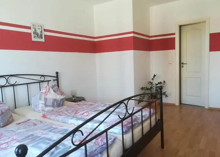 & Ferienwohnung Zum Schmuckgiebel Guest house